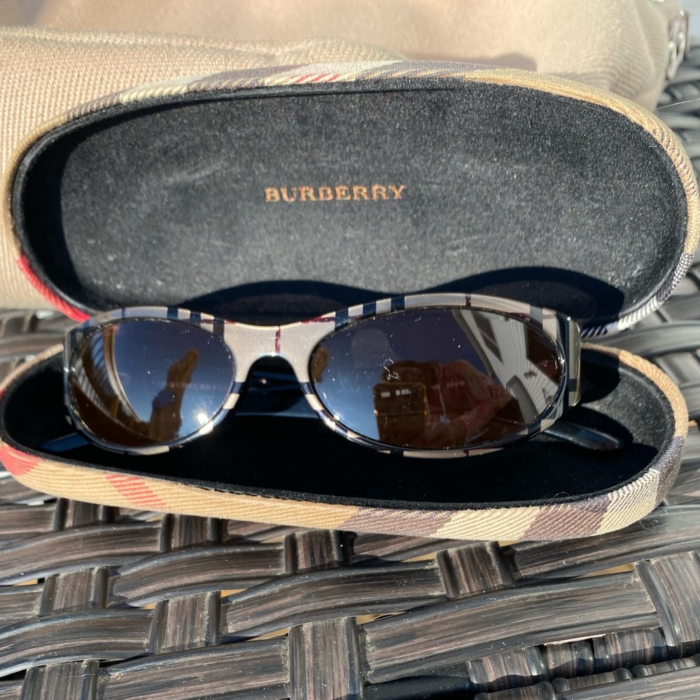BURBERRY NOVA CHECK Sunnies😎🕶️Made in ITALY🇮🇹🔥EUC🔥Womens - Picture 4 of 13